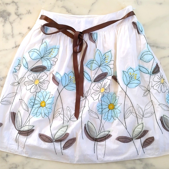 NWOT. Beautiful Skirt with multi color embroidered flowers, ribbon & full lining - Picture 3 of 6